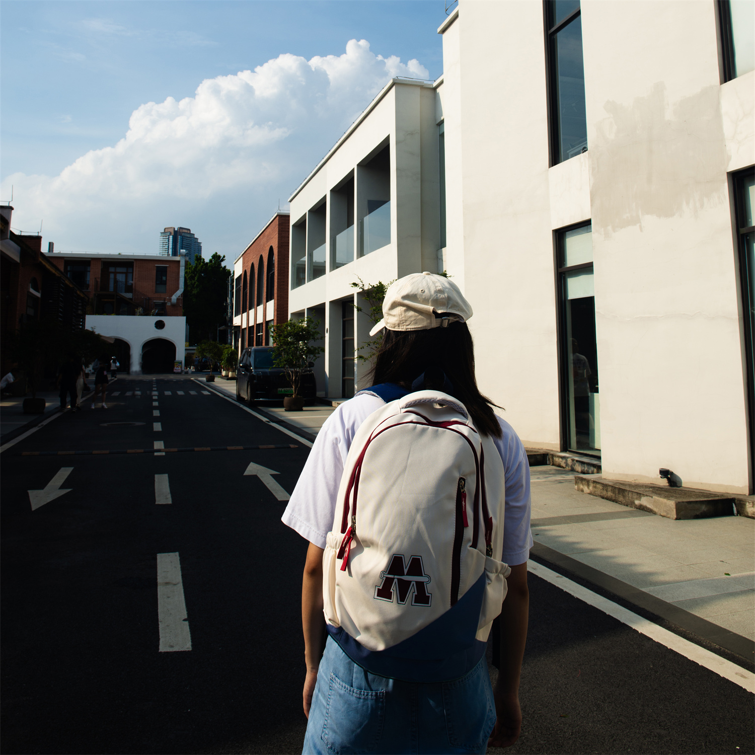 The MVP backpack blends vintage American flair with modern function. Red and blue details, multiple pockets, and a trolley sleeve make it ideal for everyday travel.