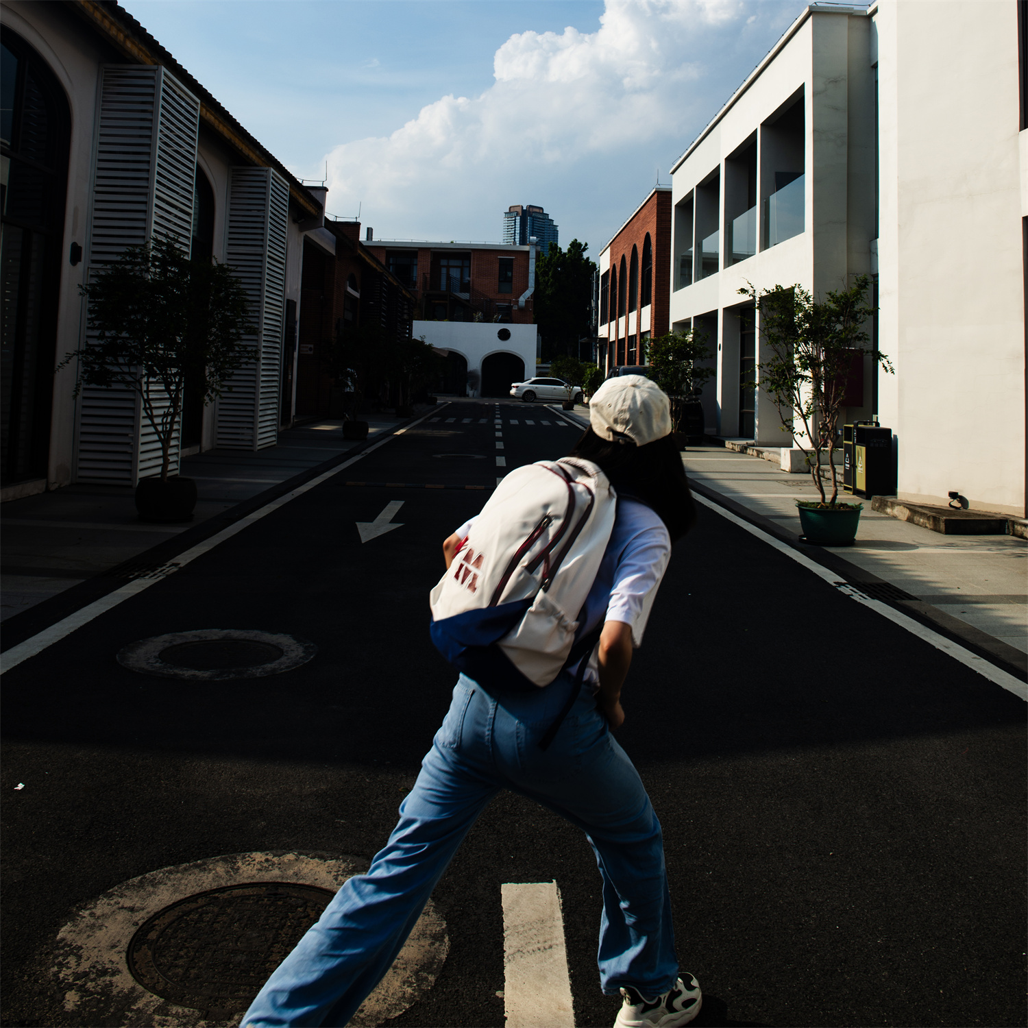 The MVP backpack blends vintage American flair with modern function. Red and blue details, multiple pockets, and a trolley sleeve make it ideal for everyday travel.