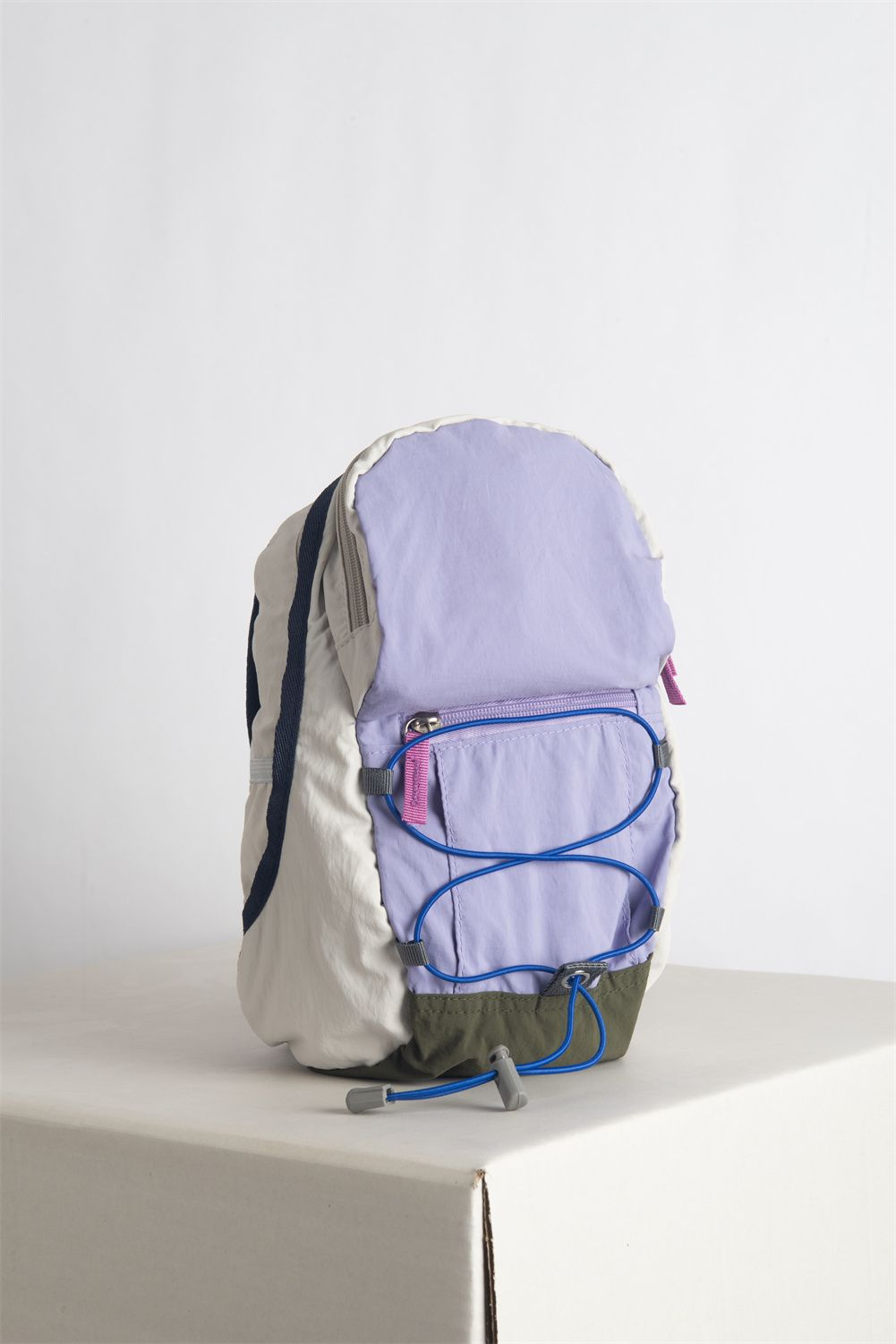 FUJISAN is the ideal lightweight backpack for travel lovers. Whether flying or hiking, it carries essentials comfortably and stylishly.