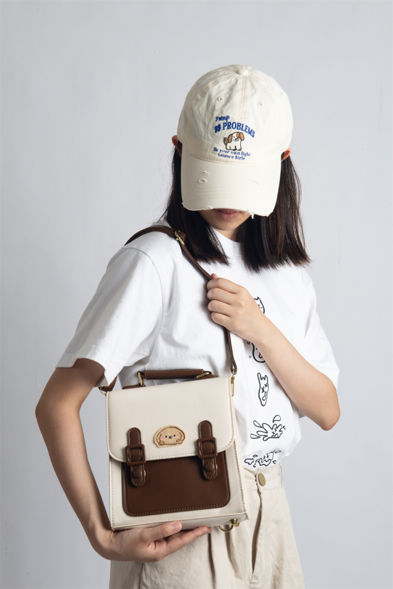 RETORO is a small vintage-inspired backpack that combines nostalgic charm with everyday functionality. Ideal for casual outings, it’s lightweight, stylish, and fits your daily essentials perfectly—great for students, travelers, and café lovers alike.