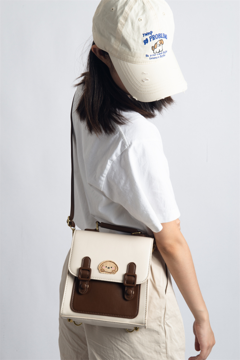RETORO is a small vintage-inspired backpack that combines nostalgic charm with everyday functionality. Ideal for casual outings, it’s lightweight, stylish, and fits your daily essentials perfectly—great for students, travelers, and café lovers alike.