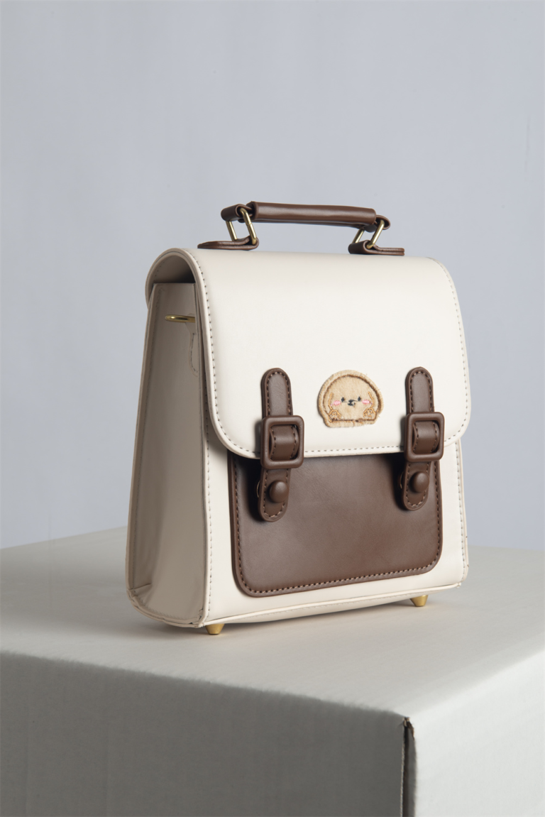 RETORO is a small vintage-inspired backpack that combines nostalgic charm with everyday functionality. Ideal for casual outings, it’s lightweight, stylish, and fits your daily essentials perfectly—great for students, travelers, and café lovers alike.